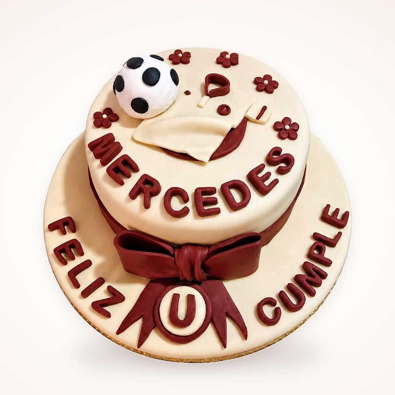 Hincha de la U: Fondant crema con lazo y pelota.